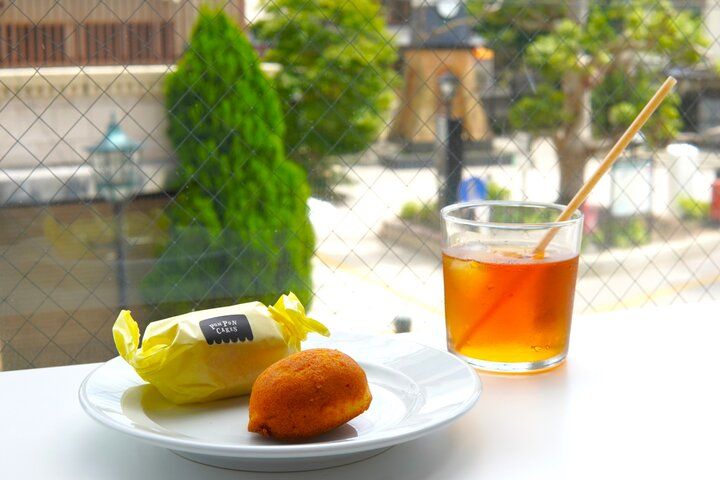 大きな窓越しに鎌倉の風景を見てくつろぐ素敵なカフェ＆ギャラリー「POMPONCAKES GARE」