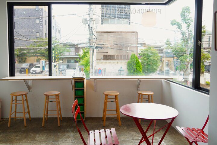大きな窓越しに鎌倉の風景を見てくつろぐ素敵なカフェ＆ギャラリー「POMPONCAKES GARE」
