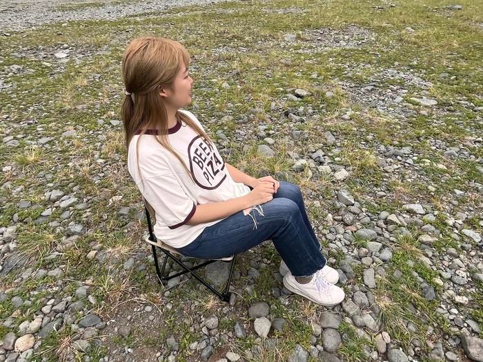 「レジャーチェア ベージュ」に座った様子