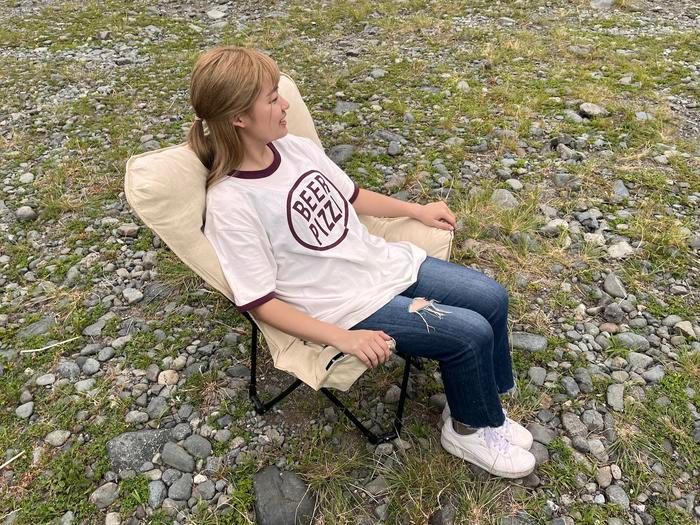 コメリのアウトドアリラックスチェアーに座った様子