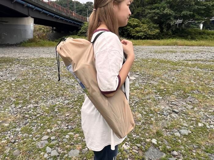 チェアを収納して肩にかけた様子