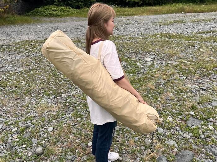 収納して肩にかけた様子