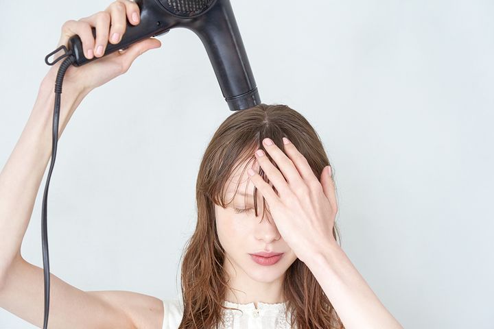 自然乾燥は絶対にダメ！ヘアメイク直伝の正しい髪の乾かし方のコツ