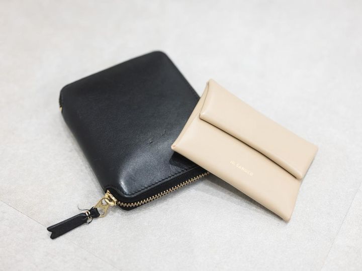 画像: 【コムデギャルソン】の財布、【ジルサンダー】の名刺入れ／ともに本人私物 出典：ftn