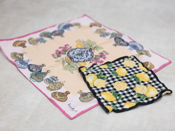 画像: 【キンロック】のハンカチ、【フェイラー】のタオルハンカチ／ともに本人私物 出典：ftn