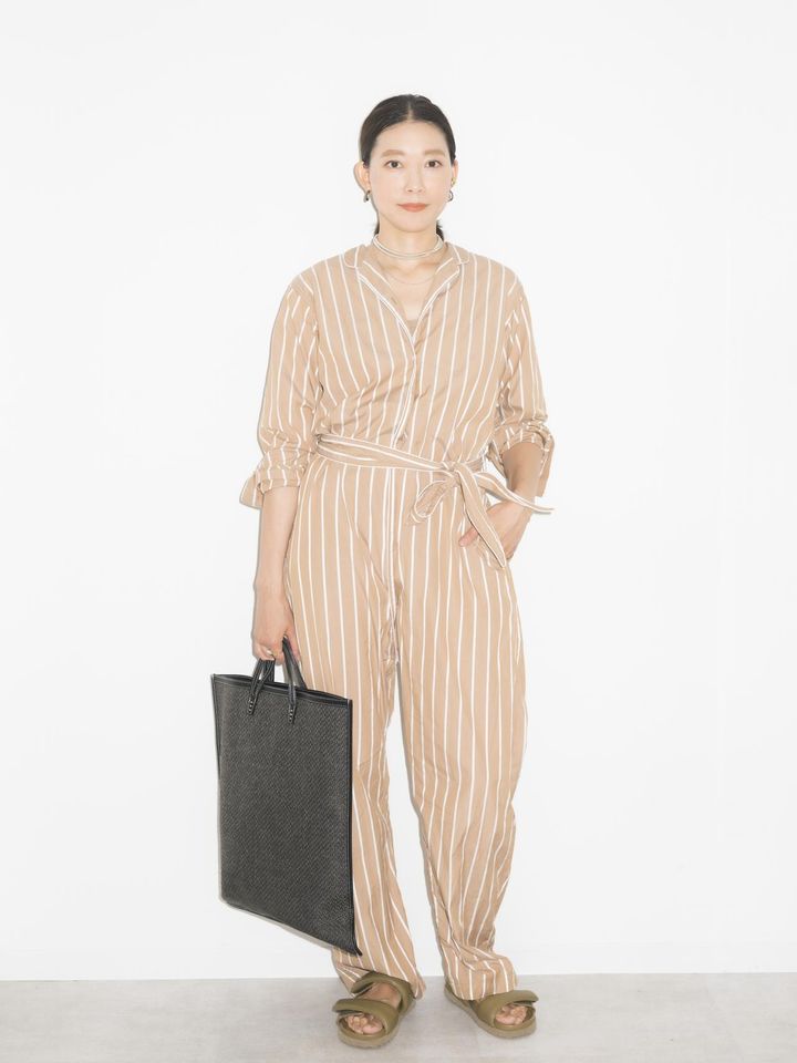 画像: 【WRYHT（ライト）】のオールインワン、【ア ヴァケーション】のバッグ、【ジア ボルギーニ】のサンダル、【マユ】のピアス、【ノアーク】のネックレス／すべて本人私物 出典：ftn