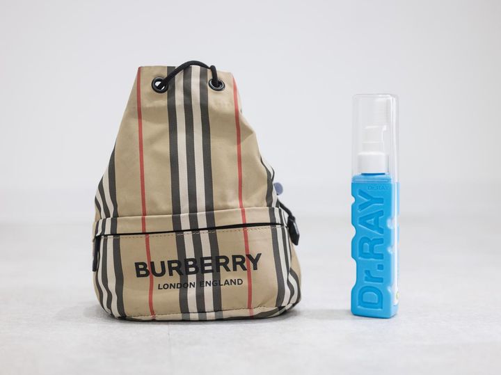画像: 【バーバリー】のポーチ、【ドクターレイ】の歯ブラシ／ともに本人私物 出典：ftn