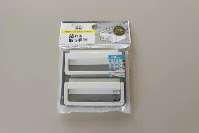 ダイソー ピタッと貼れる取っ手 可動式 Mサイズ パッケージ