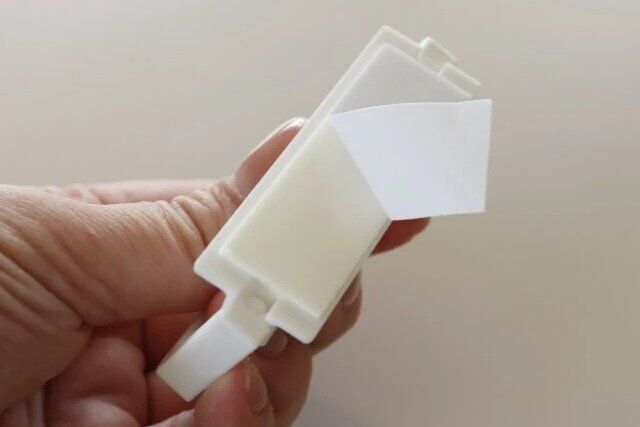 ダイソー ピタッと貼れる取っ手 可動式 Mサイズ 粘着テープ