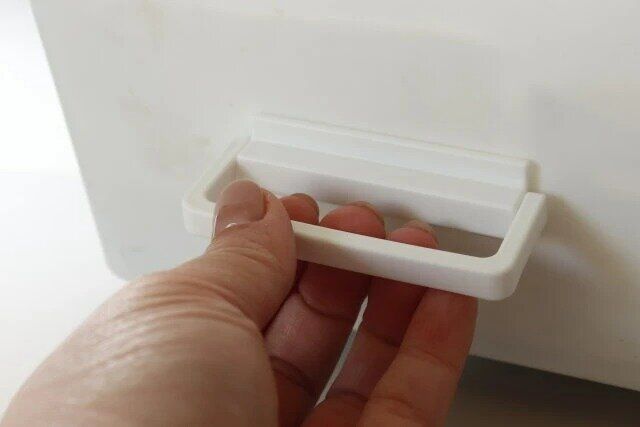 ダイソー ピタッと貼れる取っ手 可動式 Mサイズ 使用例