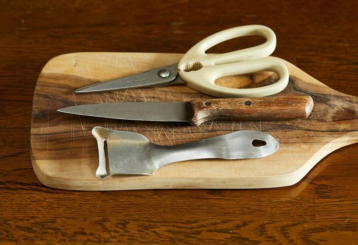 『103歳の食卓』より ニラや細ねぎを切るのには、キッチンバサミが重宝する。ピーラーは帯状のスライスにも役立つ。