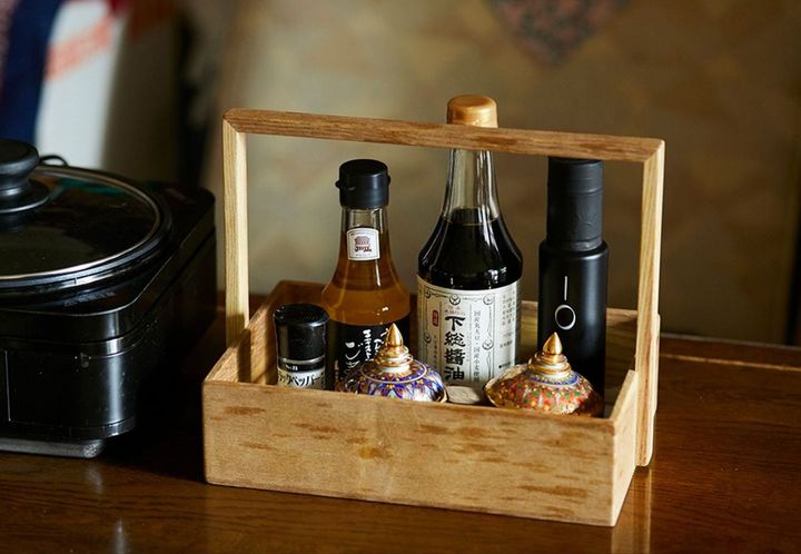 調味料は小さめのものをそろえて、食卓にセット。木製のミニおかもちはお手製。