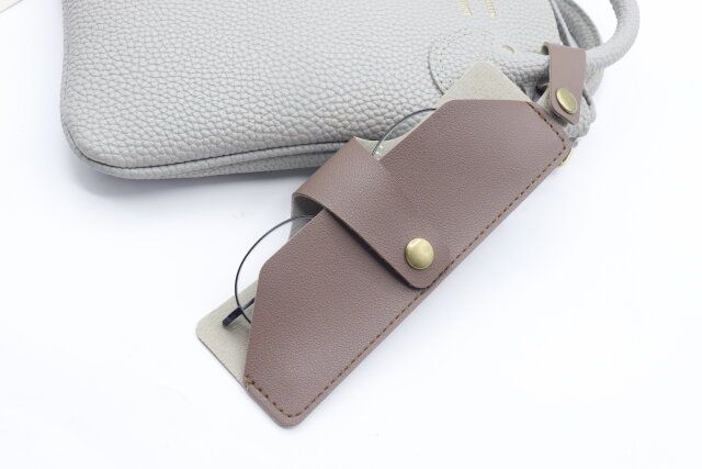 セリア メガネホルダー バッグに付けられる