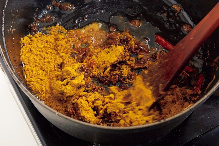 カレー粉を加える
