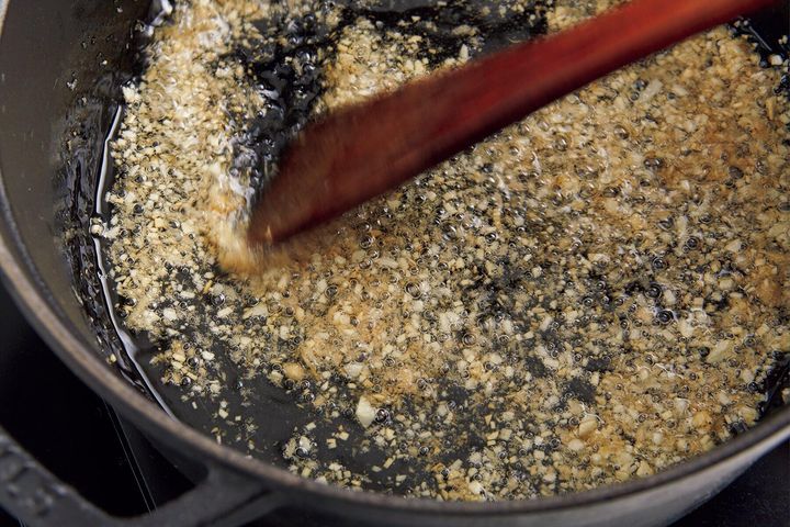 にんにくと生姜を炒める