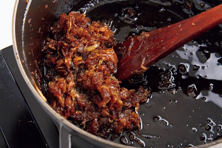 玉ねぎを炒める