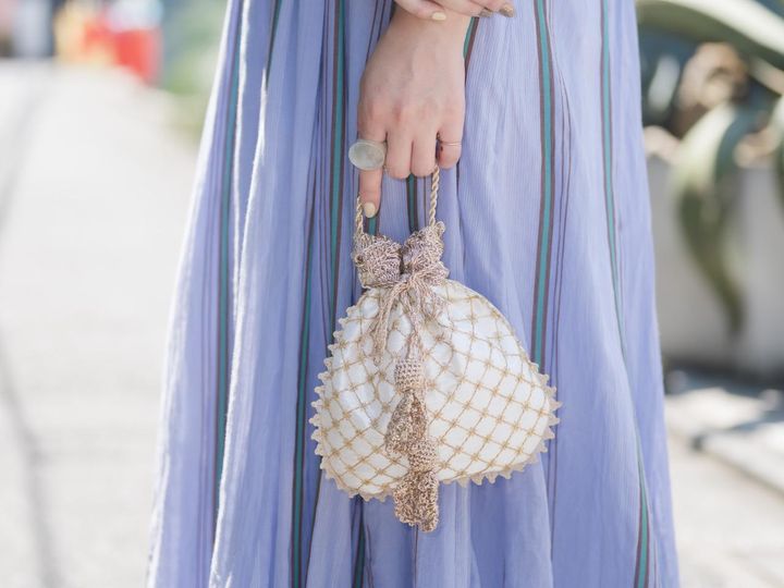 画像: アクセサリー感覚で持てる巾着バッグ。 出典：ヌキテパ