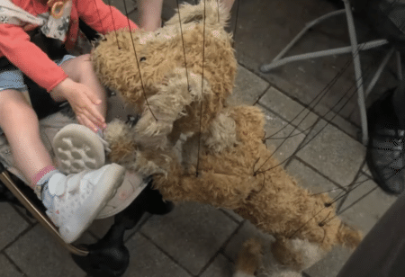 本物の犬さんみたい！ とっても愛くるしいマリオネット。