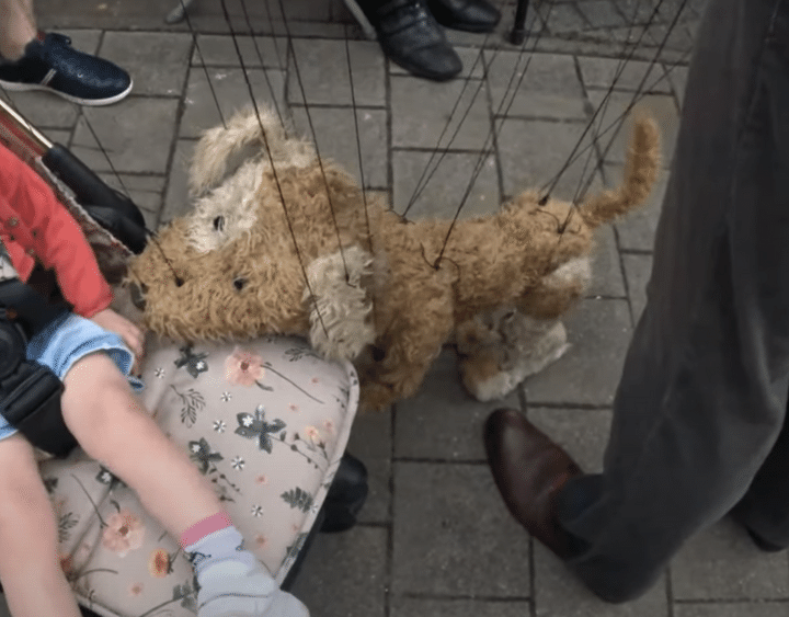 本物の犬さんみたい！ とっても愛くるしいマリオネット。