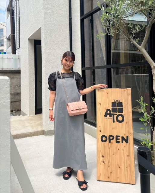 黒のしまむらのシアーチェックパワショルPOを着たコーデ