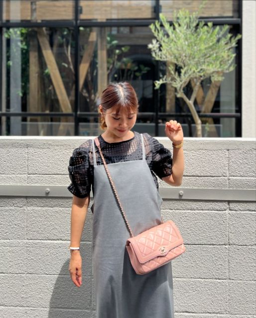 黒のしまむらのシアーチェックパワショルPOを着たコーデ