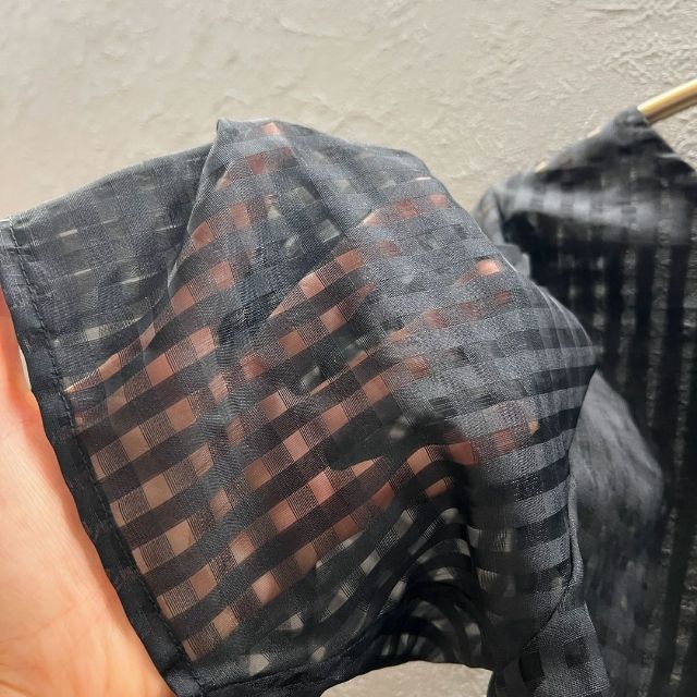 黒のしまむらのシアーチェックパワショルPOの素材感