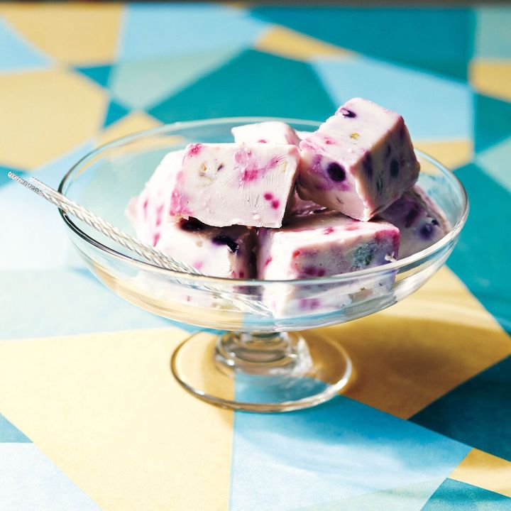 冷凍ミックスベリーで『ヨーグルトキューブアイス』の作り方【製氷皿で