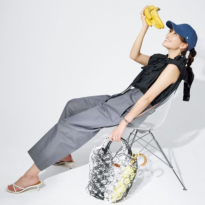 フォーティーセブンのブルーの無地キャップをグレーパンツと黒ノースリコーデに合わせた咲和希さん