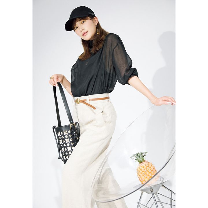 黒のシアートップスと白パンツに黒キャップを合わせたきれいめコーデ