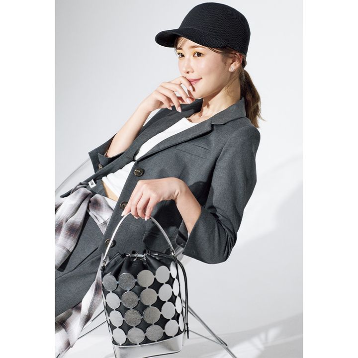 CFCLの黒メッシュニット帽をグレーのセットアップに合わせたコーデ