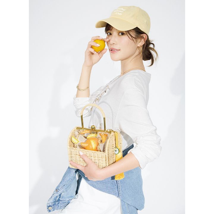 シーの新色イエローのロゴキャップを白ワンピースに合わせたカジュアルコーデ