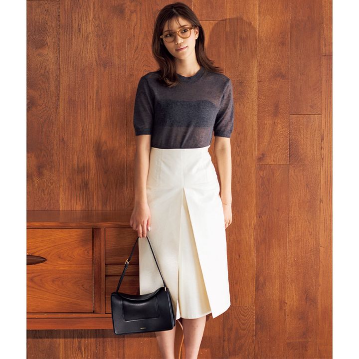 オーラリーのチャコールのモヘアニットにプラージュの黒のバンドゥを重ね、ボトムスは白スカートを合わせたコーデ