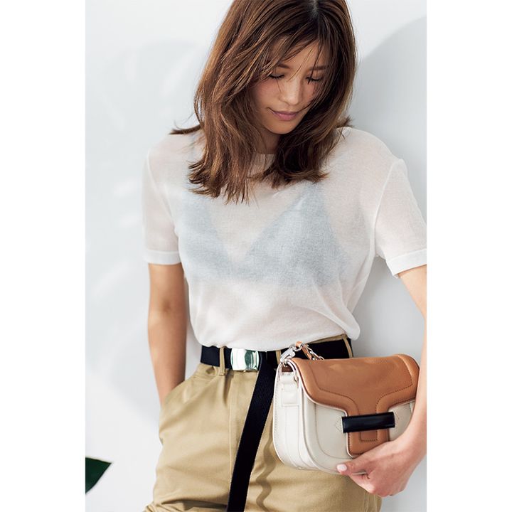 スタニングルアーの白のシアーTシャツのインナーにアンダーソンアンダーソンの黒ブラを合わせたコーデ