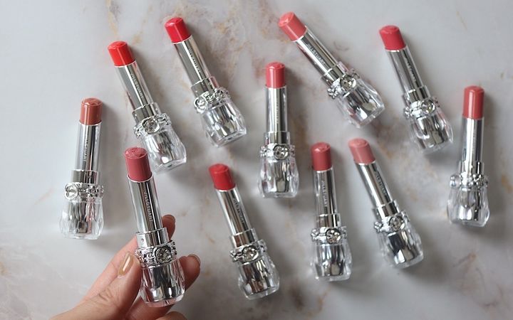 ジルスチュアートの「リップブロッサム グロウ」を全色スウォッチ！イエベ、ブルベ別のおすすめも紹介