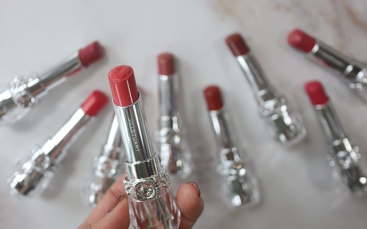 ジルスチュアートの「リップブロッサム グロウ」を全色スウォッチ！イエベ、ブルベ別のおすすめも紹介