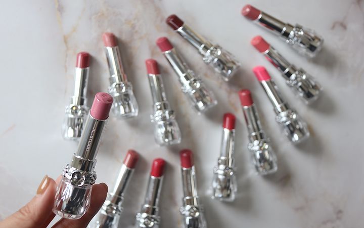 ジルスチュアートの「リップブロッサム グロウ」を全色スウォッチ！イエベ、ブルベ別のおすすめも紹介