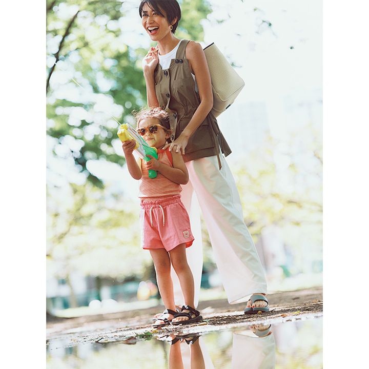 撥水のベージュベストと白パンツを合わせた外遊びコーデ