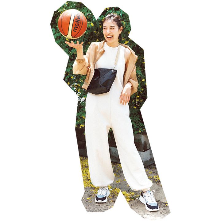 白のオールインワンにベージュのシアーブルゾンを合わせた外遊びコーデの岡本あずささん