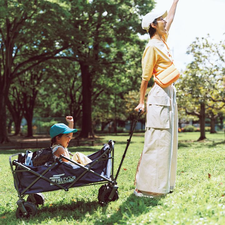 オーラリーのオレンジカットソーとベージュの撥水スカートを合わせた公園コーデ