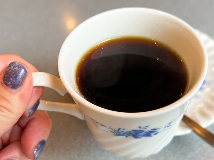 手に持った「Coffee Shop ギャラン」のコーヒー