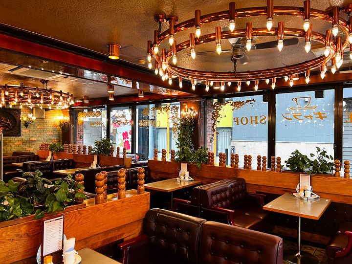 ギラギラした雰囲気の「Coffee Shop ギャラン」の店内