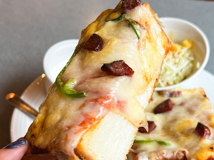 手に持った「Coffee Shop ギャラン」のピザトースト