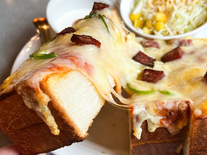 手に持った「Coffee Shop ギャラン」のピザトースト