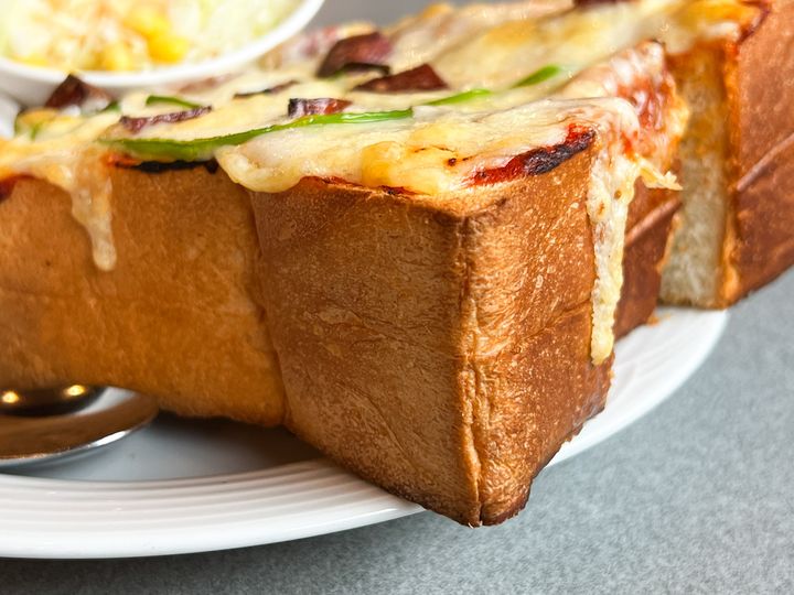 横から見た「Coffee Shop ギャラン」のピザトースト