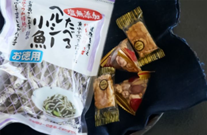 カルシウムや鉄分などのミネラルはおやつから摂っていた。ストックしてある中から食べたいものを選んでポリポリ。