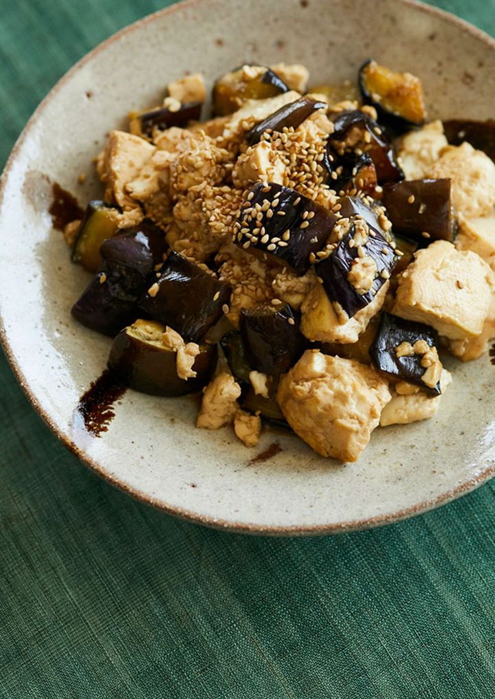 祖母の故郷、宮城県県の郷土料理。で小さいときからよくつくってくれました。現地では豆腐ではなく油麩でつくることが多いようです。