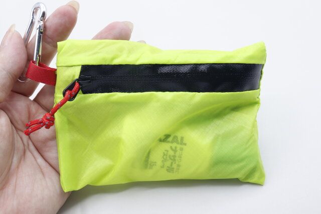 ダイソーのカラビナ付きアウトドア収納ポーチ（ミニ）の生地感
