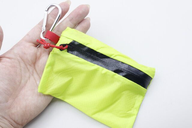 ダイソーのカラビナ付きアウトドア収納ポーチ（ミニ）2
