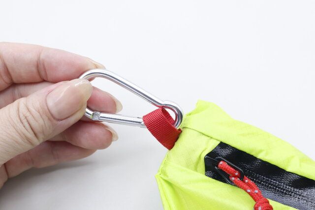 ダイソーのカラビナ付きアウトドア収納ポーチ（ミニ）のカラビナ