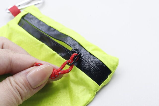 ダイソーのカラビナ付きアウトドア収納ポーチ（ミニ）のファスナー